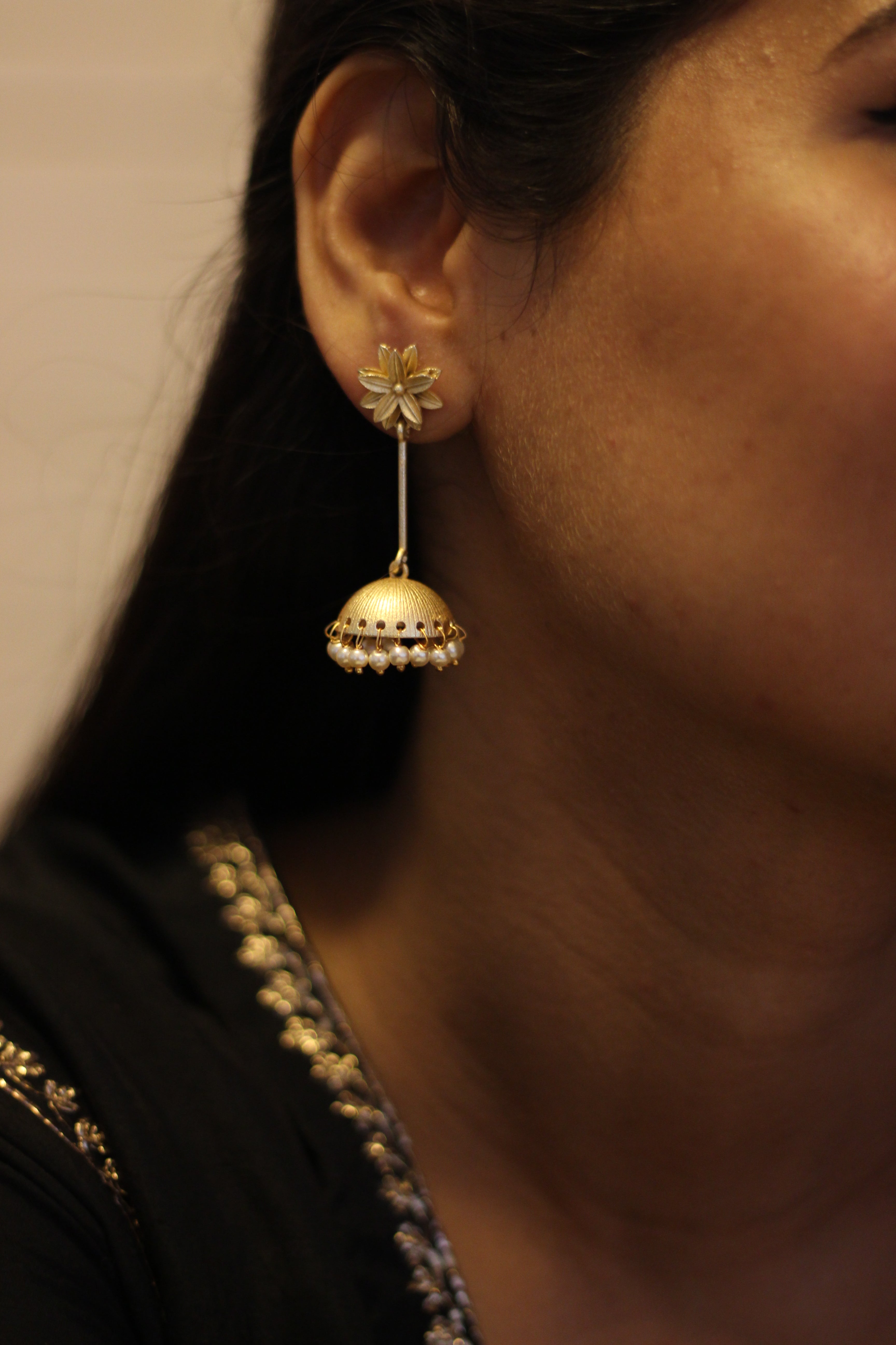 Matte gold leaves earrings