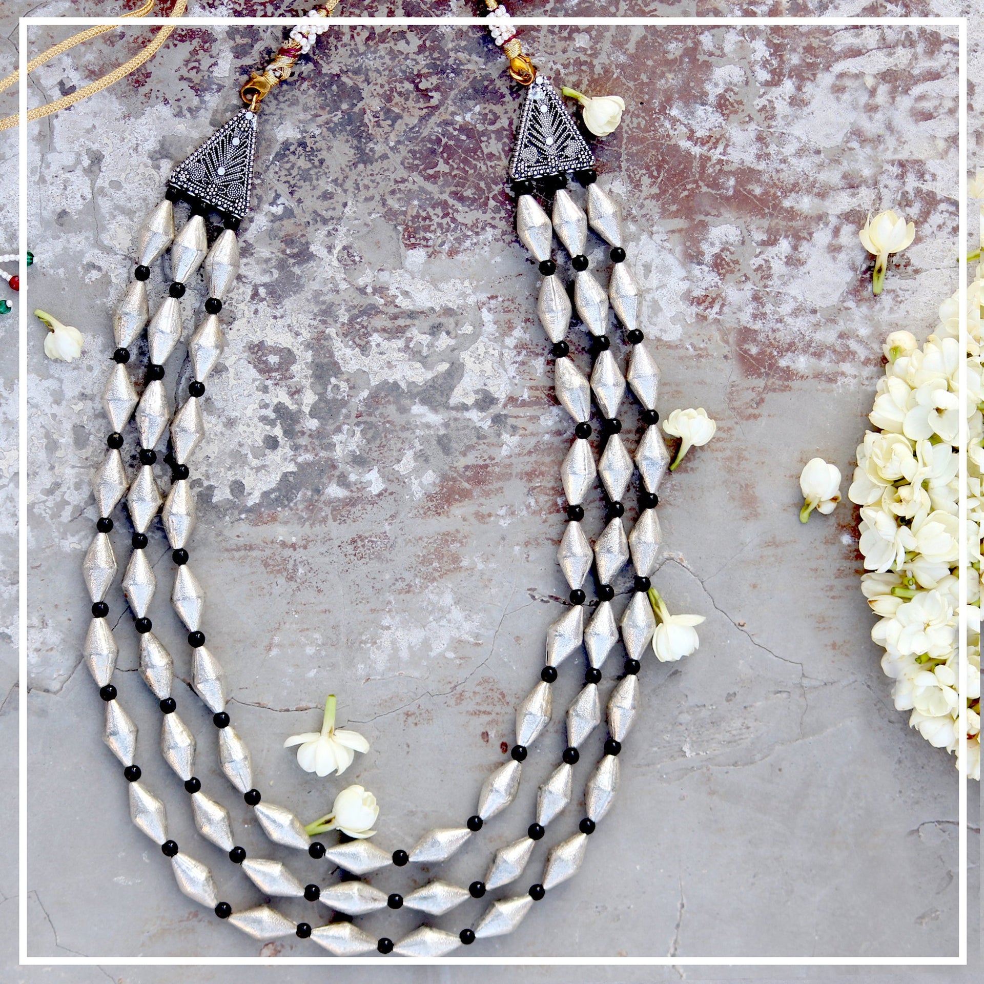 line dholki necklace
